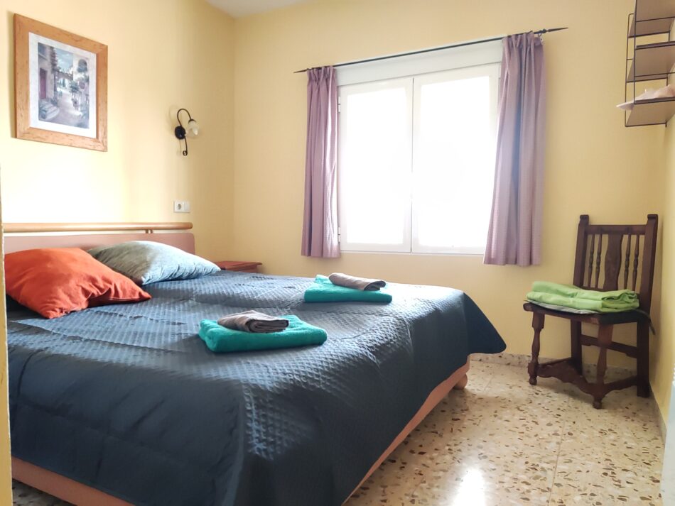 Schlafzimmer mit Doppelbett